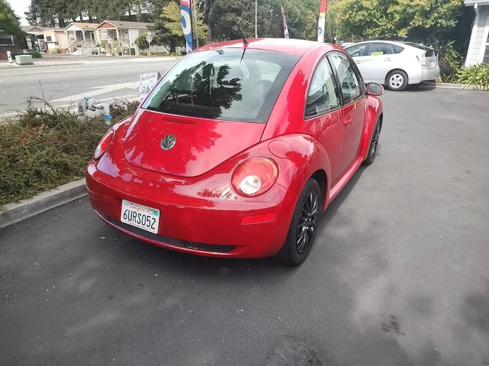 2010 Volkswagen New Beetle - Image 5 of 12