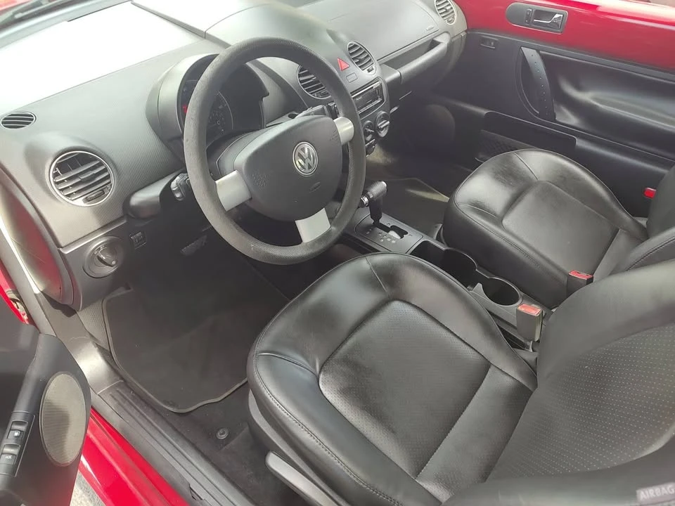 2010 Volkswagen New Beetle - Image 8 of 12