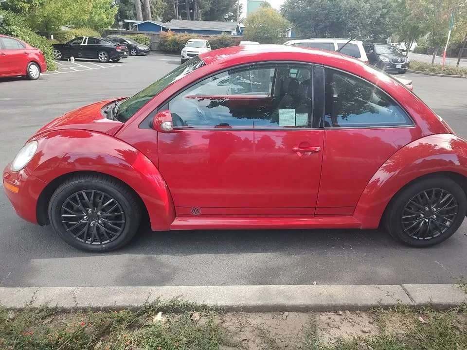 2010 Volkswagen New Beetle - Image 2 of 12