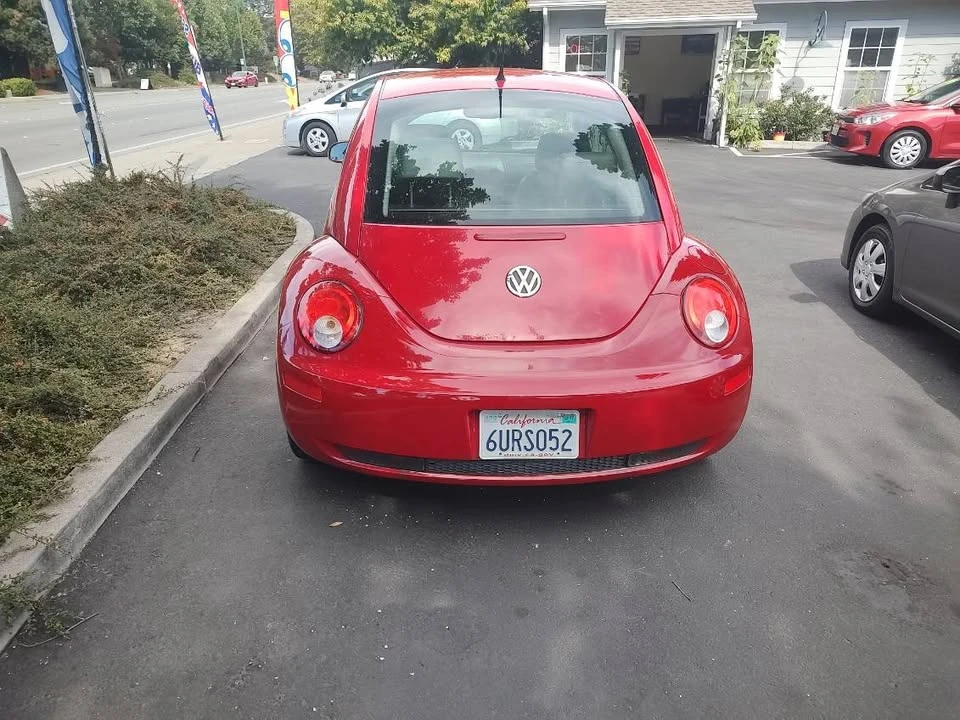 2010 Volkswagen New Beetle - Image 7 of 12