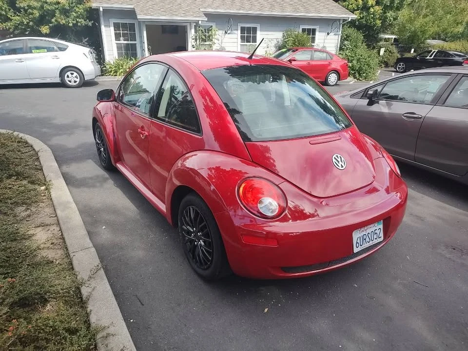 2010 Volkswagen New Beetle - Image 6 of 12