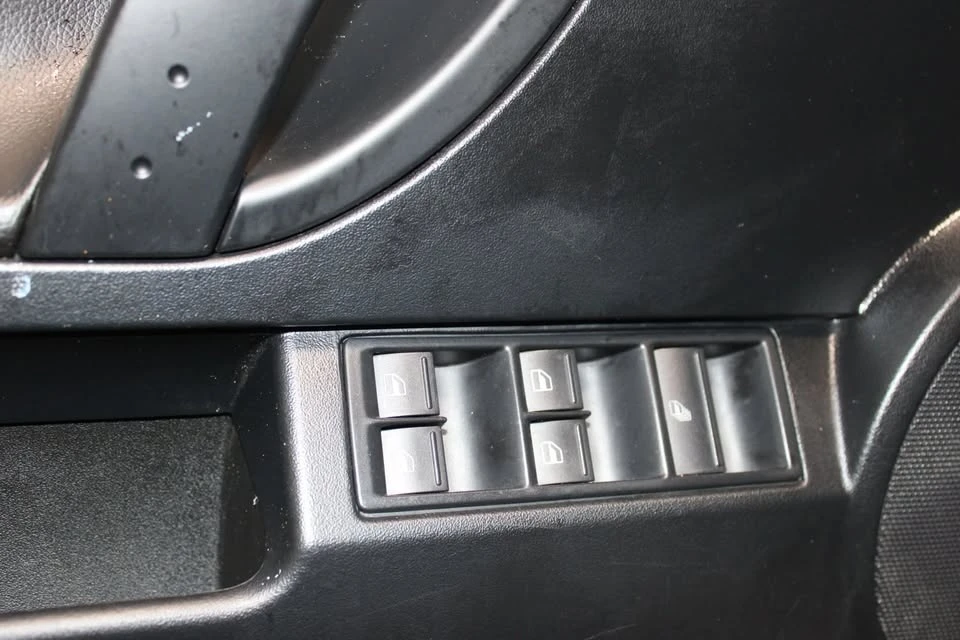 2010 Volkswagen New Beetle - Image 10 of 20