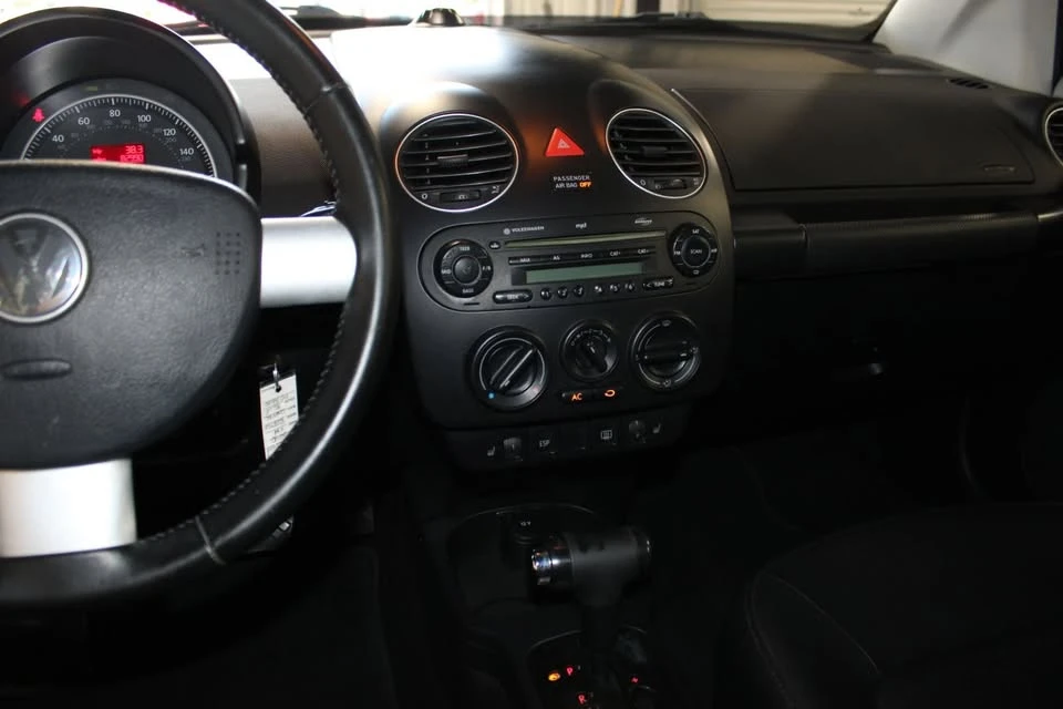 2010 Volkswagen New Beetle - Image 14 of 20