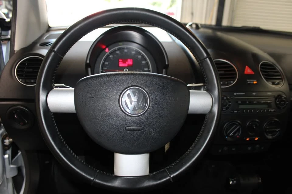 2010 Volkswagen New Beetle - Image 11 of 20