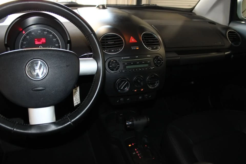 2010 Volkswagen New Beetle - Image 13 of 20