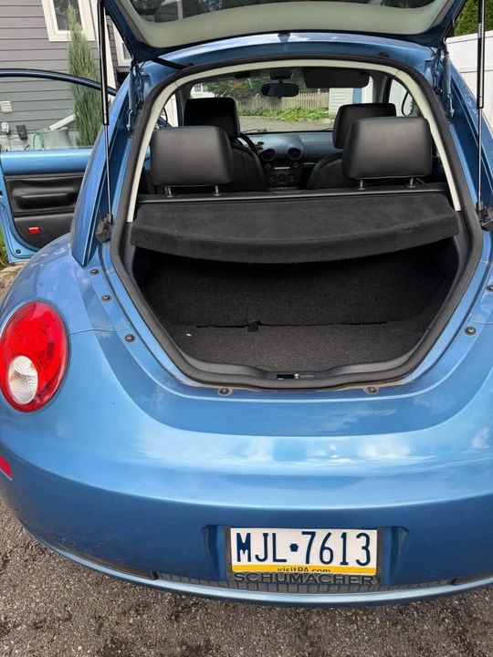 2010 Volkswagen New Beetle - Image 8 of 10