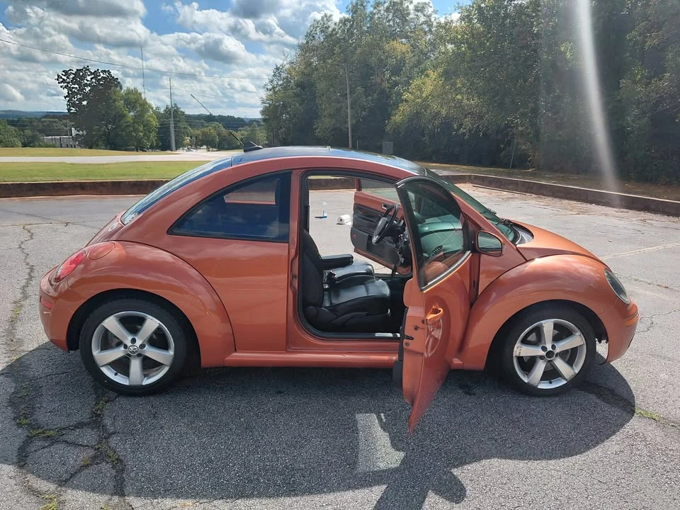 2010 Volkswagen New Beetle - Image 17 of 18