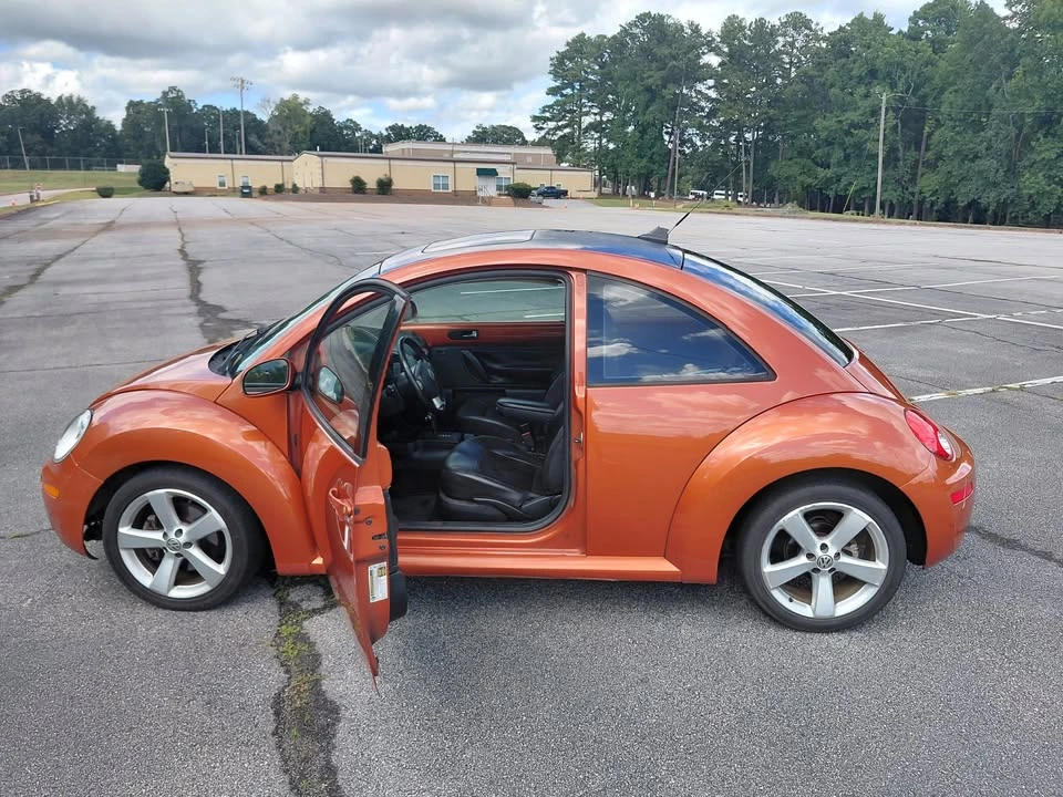 2010 Volkswagen New Beetle - Image 13 of 18