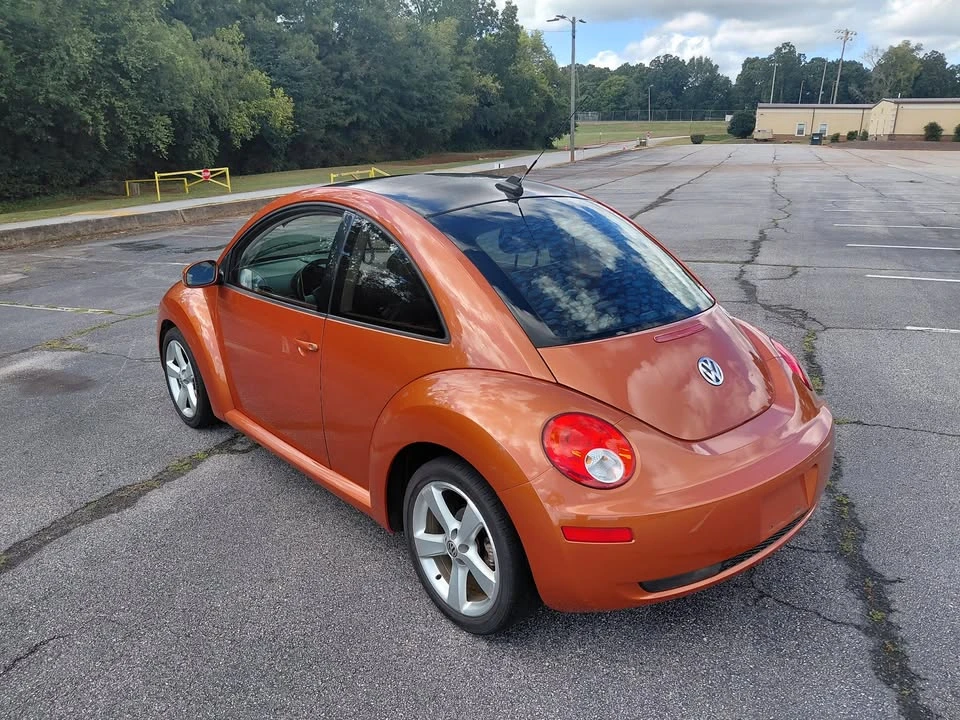 2010 Volkswagen New Beetle - Image 8 of 18
