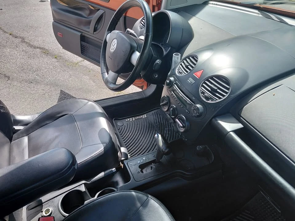 2010 Volkswagen New Beetle - Image 16 of 18