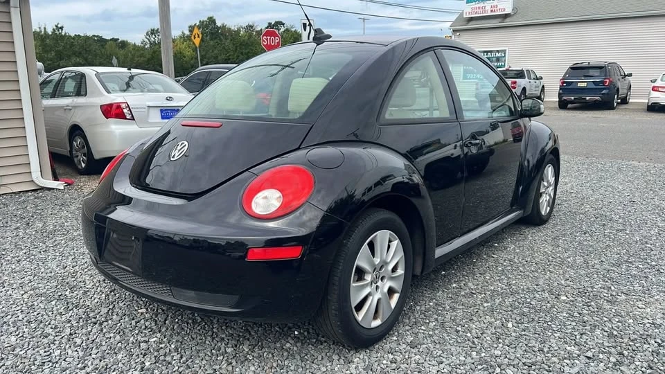 2010 Volkswagen New Beetle - Image 6 of 9