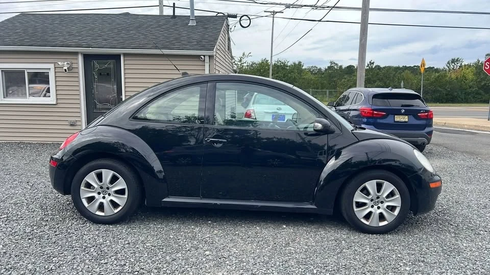 2010 Volkswagen New Beetle - Image 7 of 9
