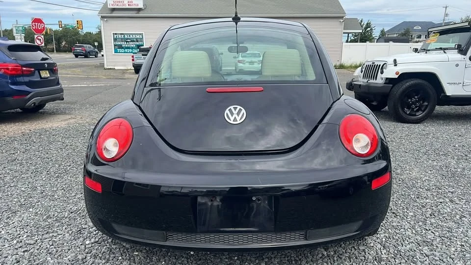 2010 Volkswagen New Beetle - Image 5 of 9