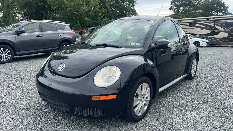 2010 Volkswagen New Beetle - Image 2 of 9