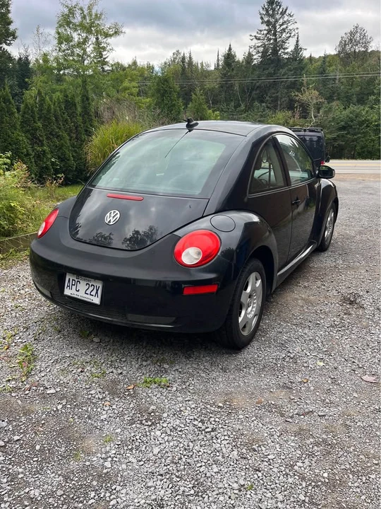 2010 Volkswagen New Beetle - Image 3 of 11