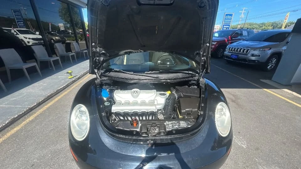2010 Volkswagen New Beetle - Image 8 of 19