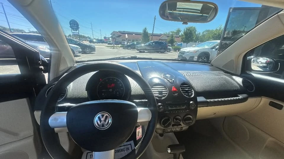 2010 Volkswagen New Beetle - Image 18 of 19