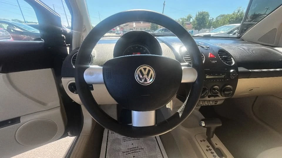2010 Volkswagen New Beetle - Image 17 of 19