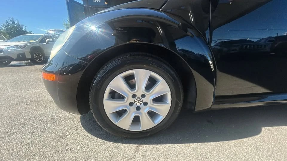 2010 Volkswagen New Beetle - Image 9 of 19