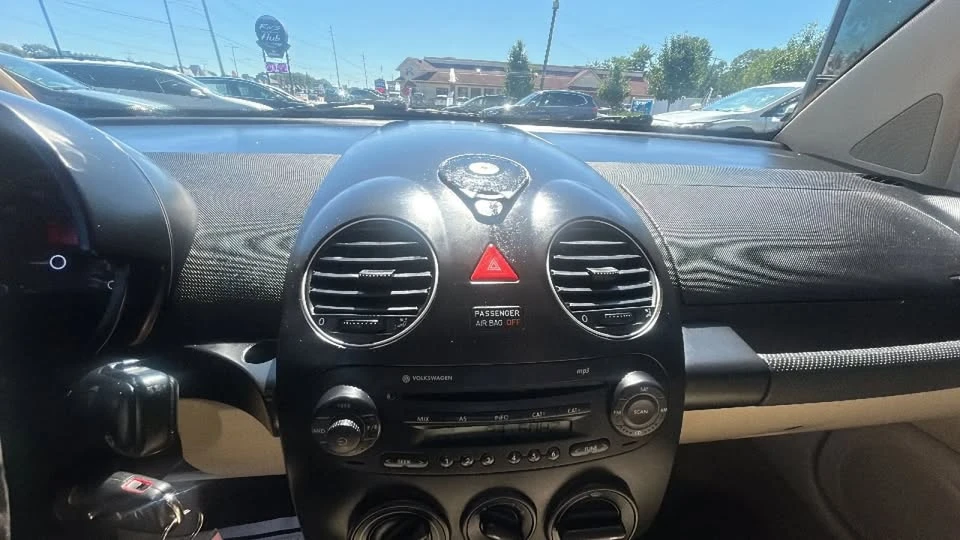 2010 Volkswagen New Beetle - Image 19 of 19