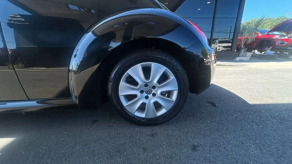 2010 Volkswagen New Beetle - Image 10 of 19