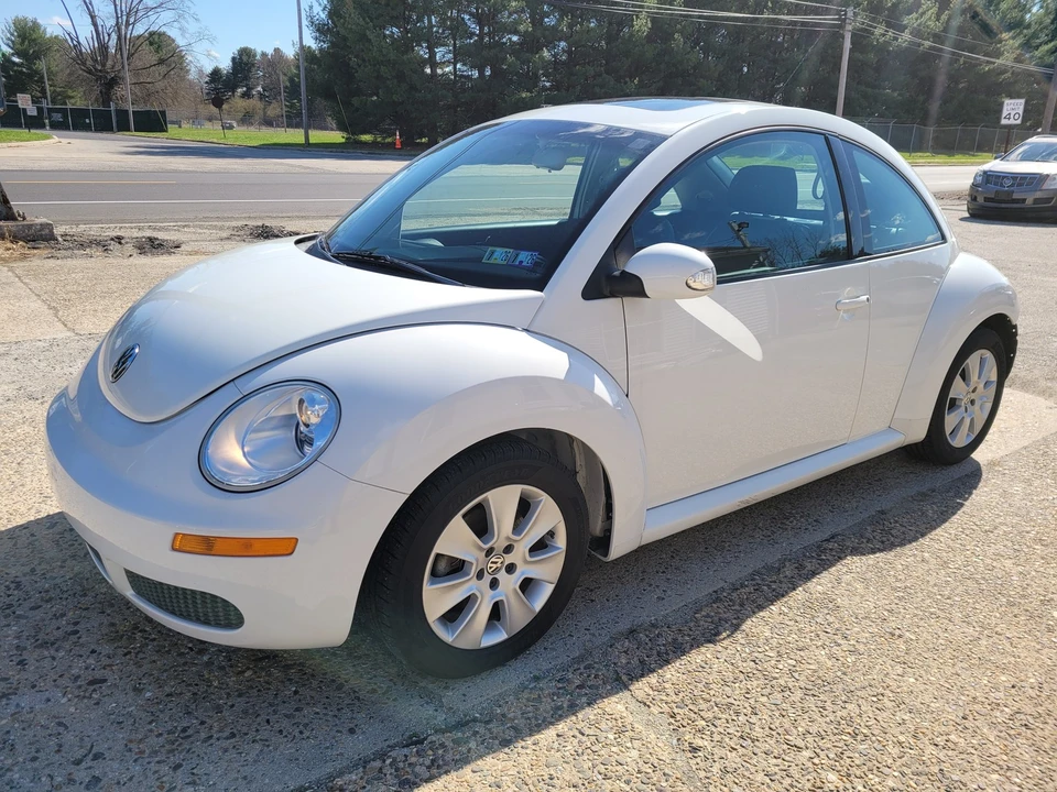 2010 Volkswagen New Beetle - Image 2 of 21