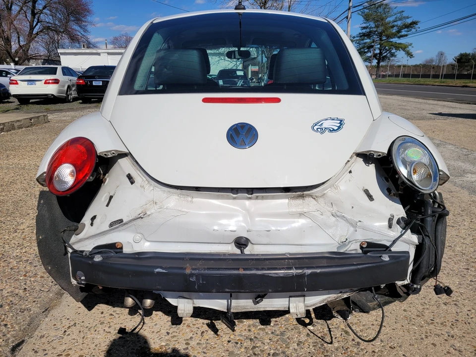 2010 Volkswagen New Beetle - Image 9 of 21
