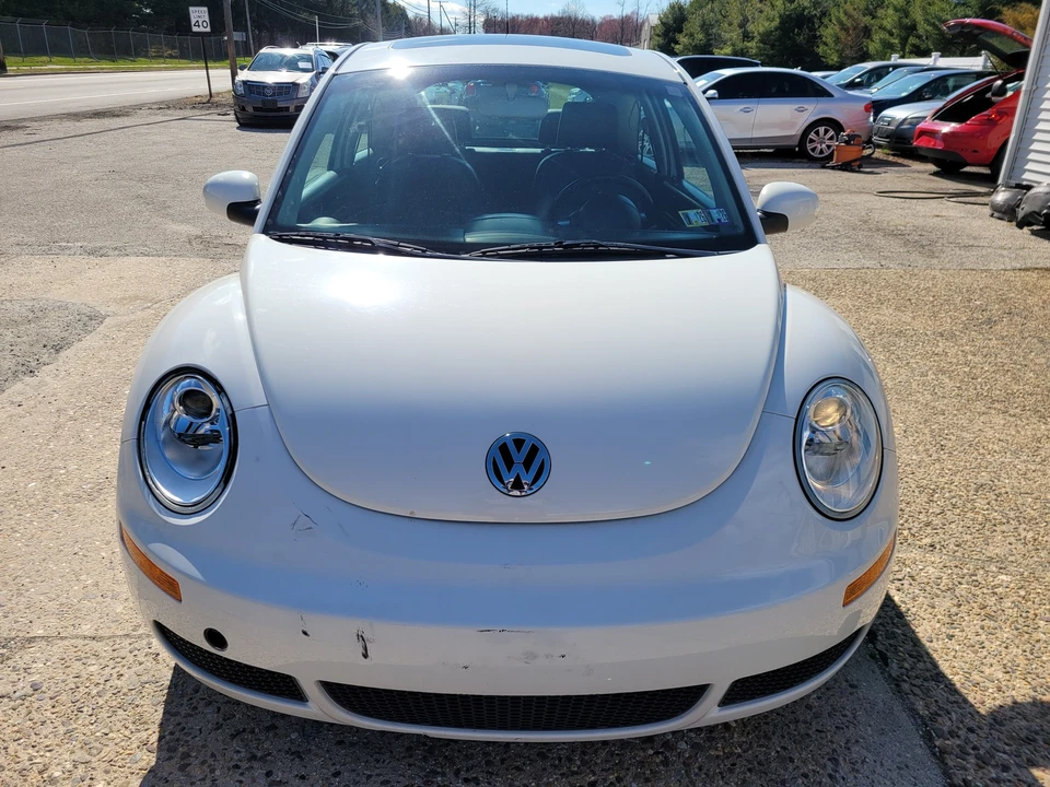 2010 Volkswagen New Beetle - Image 8 of 21