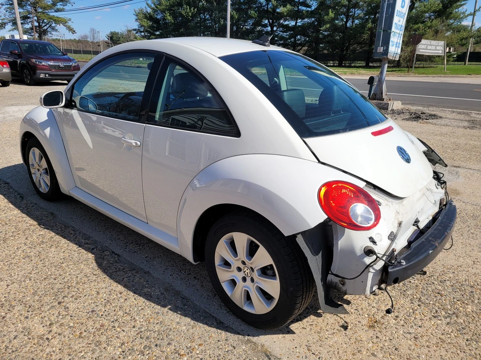 2010 Volkswagen New Beetle - Image 3 of 21