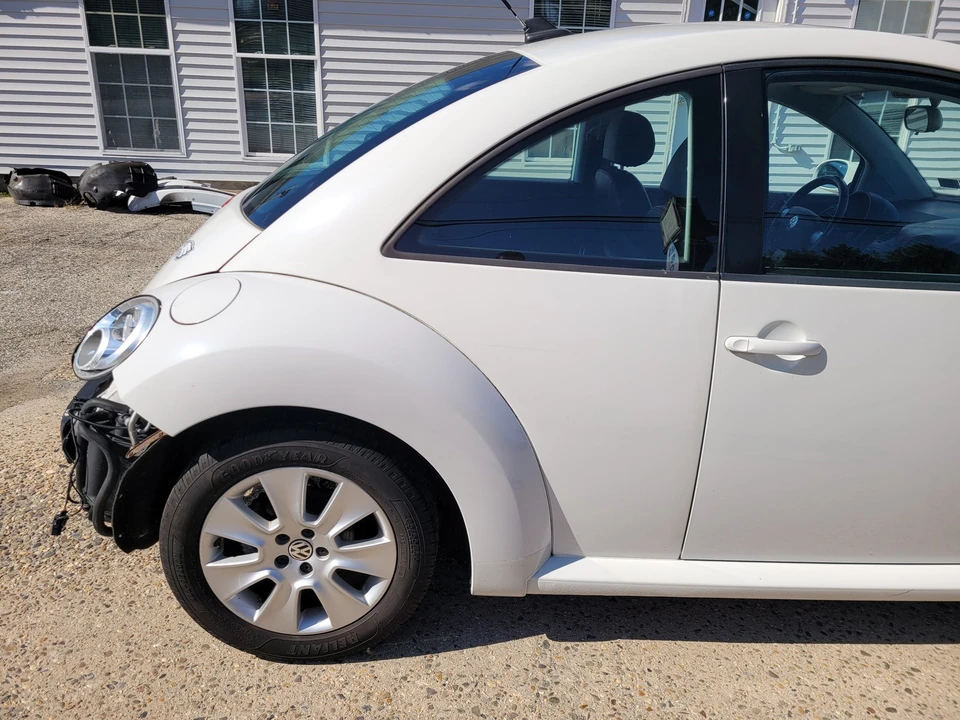 2010 Volkswagen New Beetle - Image 18 of 21