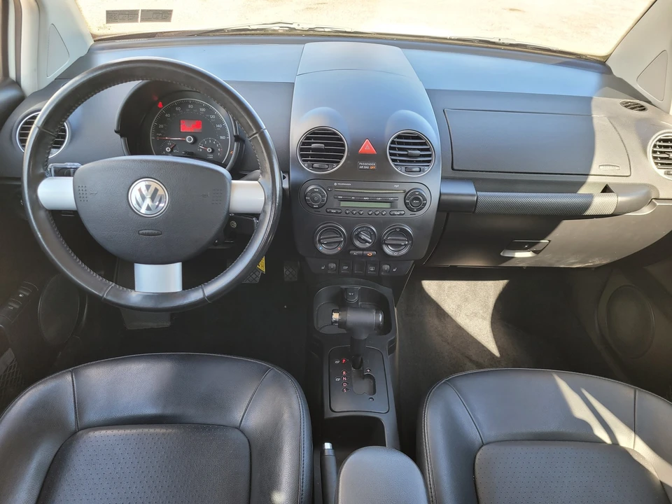 2010 Volkswagen New Beetle - Image 11 of 21
