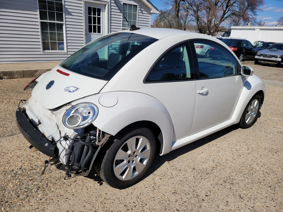 2010 Volkswagen New Beetle - Image 5 of 21