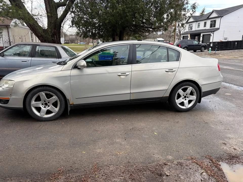 2010 Volkswagen Passat - Image 2 of 15