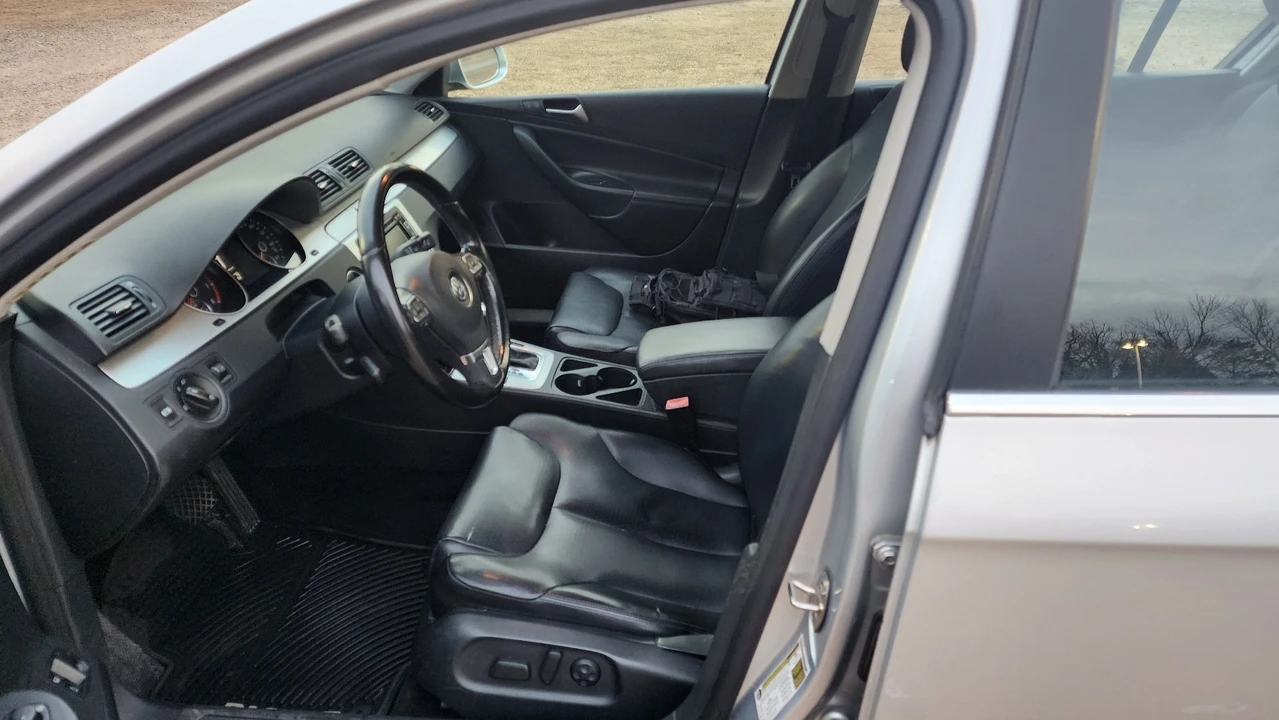 2010 Volkswagen Passat - Image 8 of 17