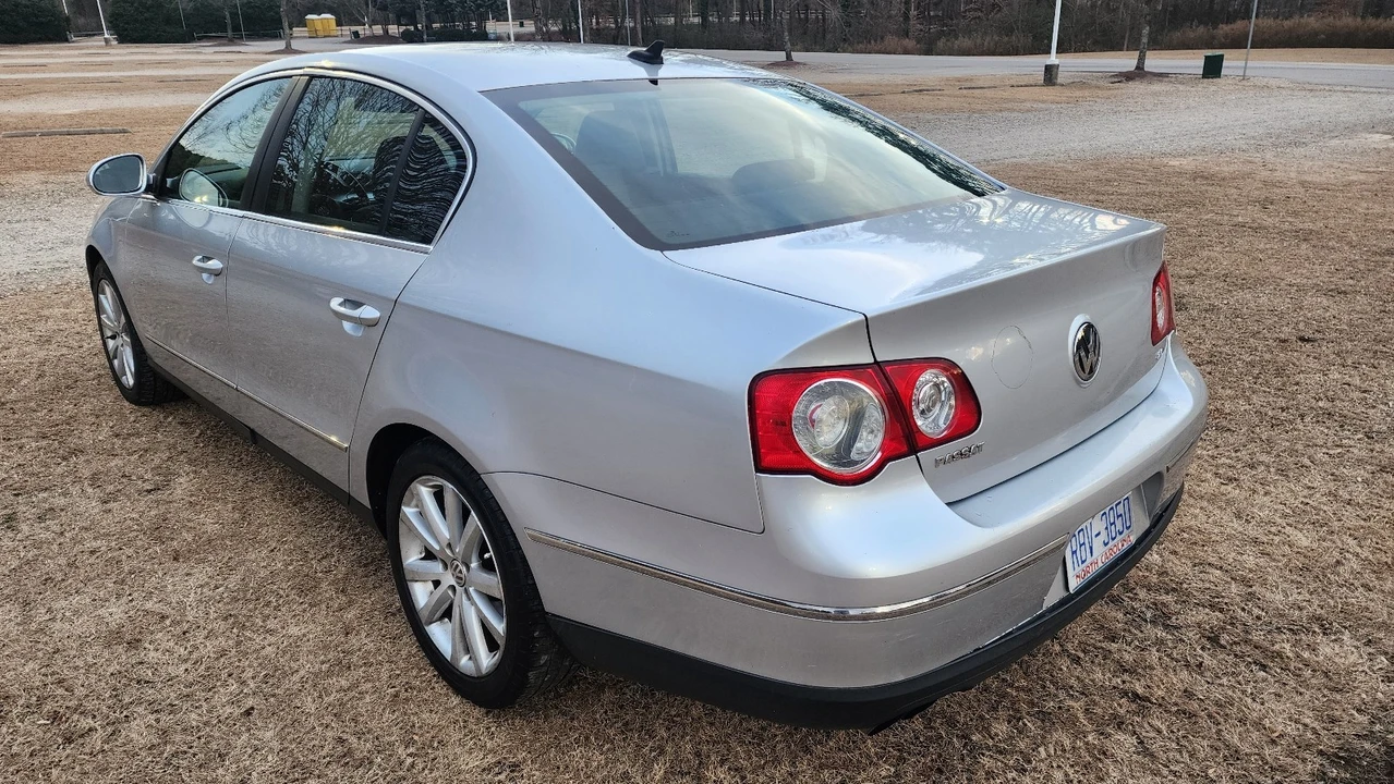 2010 Volkswagen Passat - Image 5 of 17