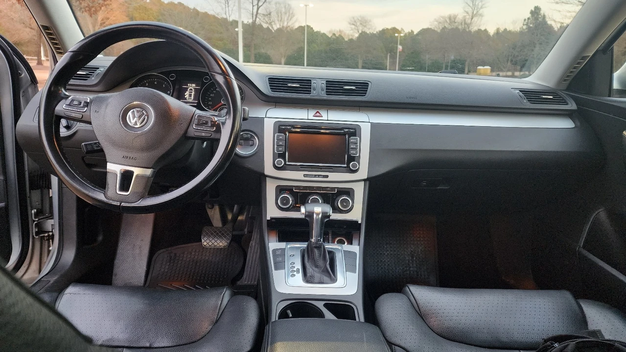 2010 Volkswagen Passat - Image 11 of 17