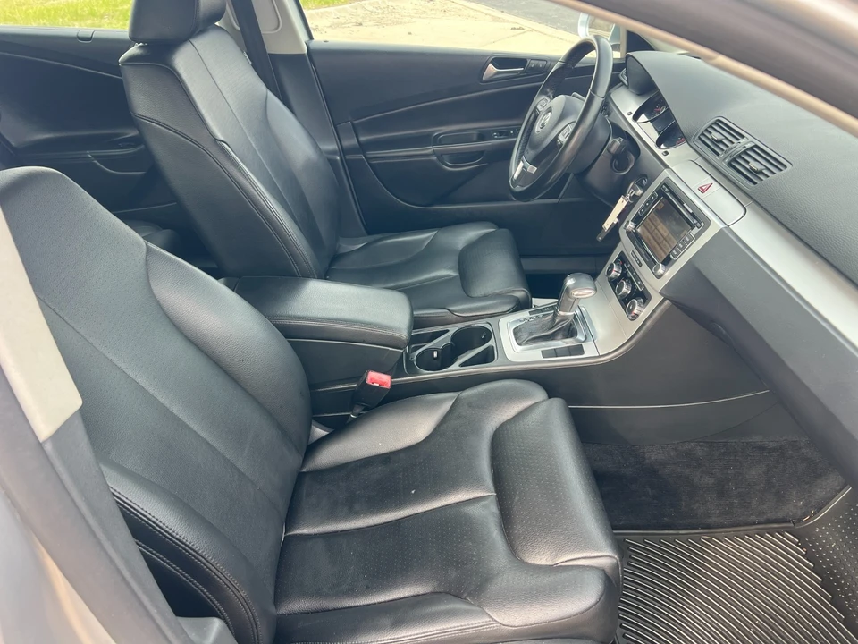 2010 Volkswagen Passat - Image 14 of 20