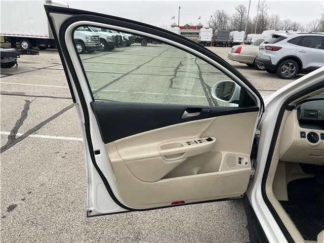 2010 Volkswagen Passat - Image 15 of 21
