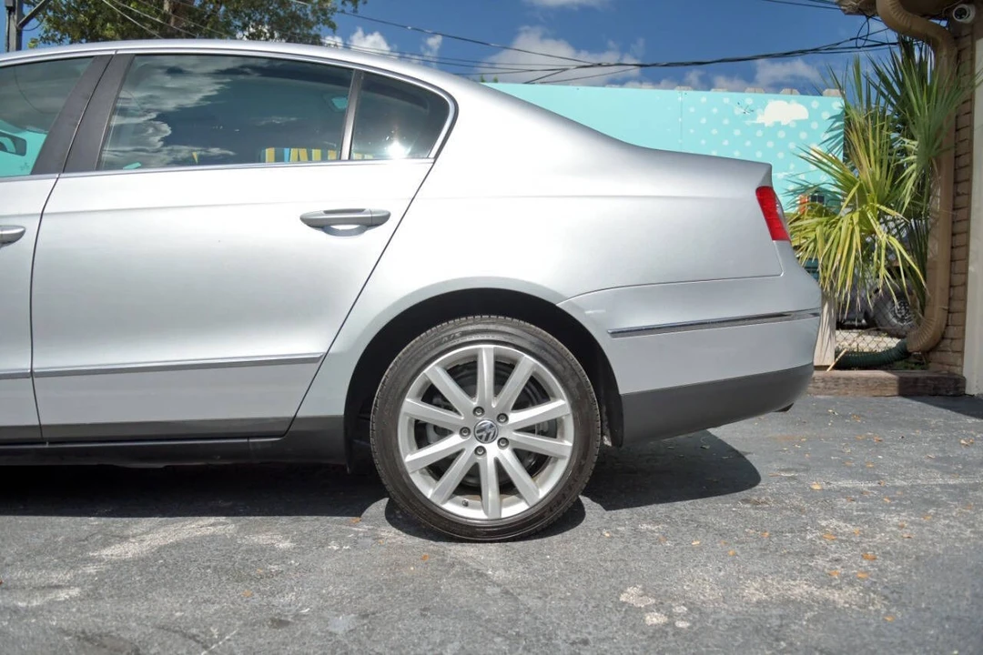 2010 Volkswagen Passat - Image 9 of 12