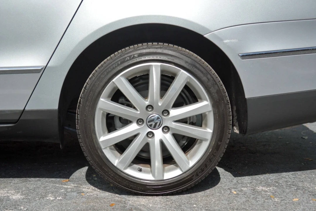 2010 Volkswagen Passat - Image 10 of 12