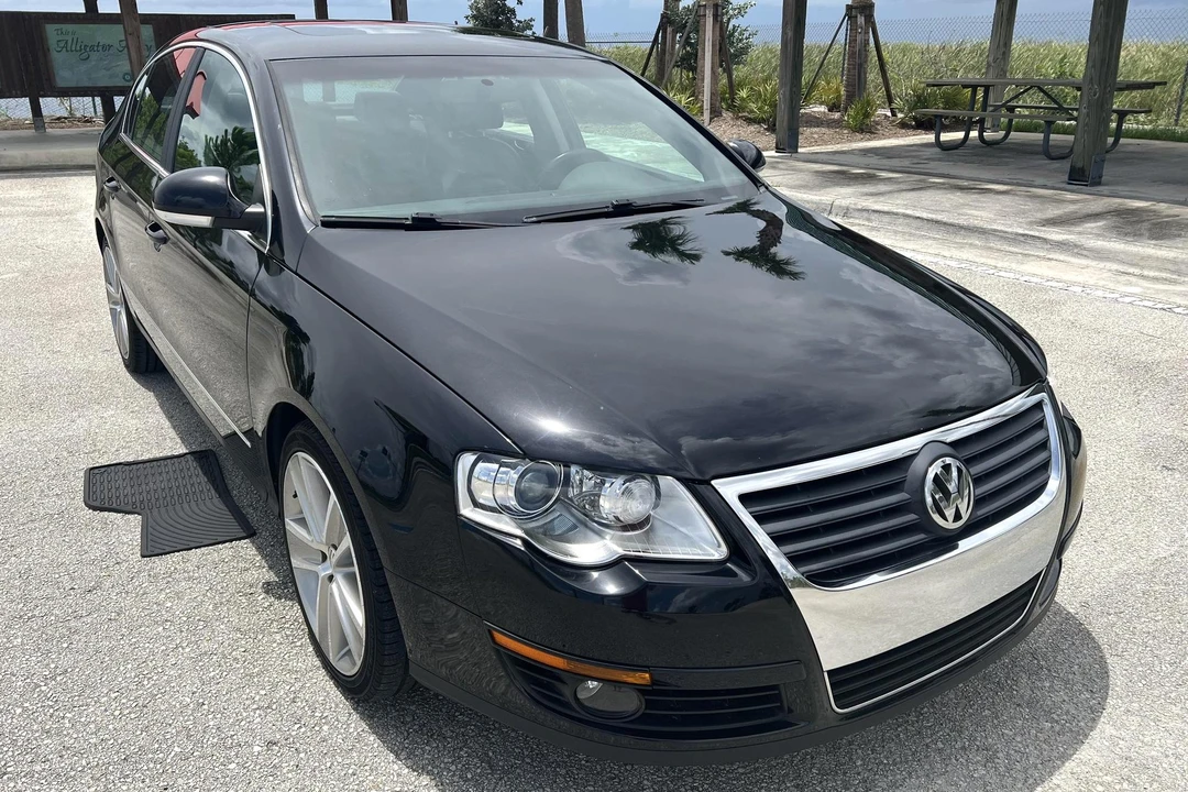 2010 Volkswagen Passat - Image 2 of 31