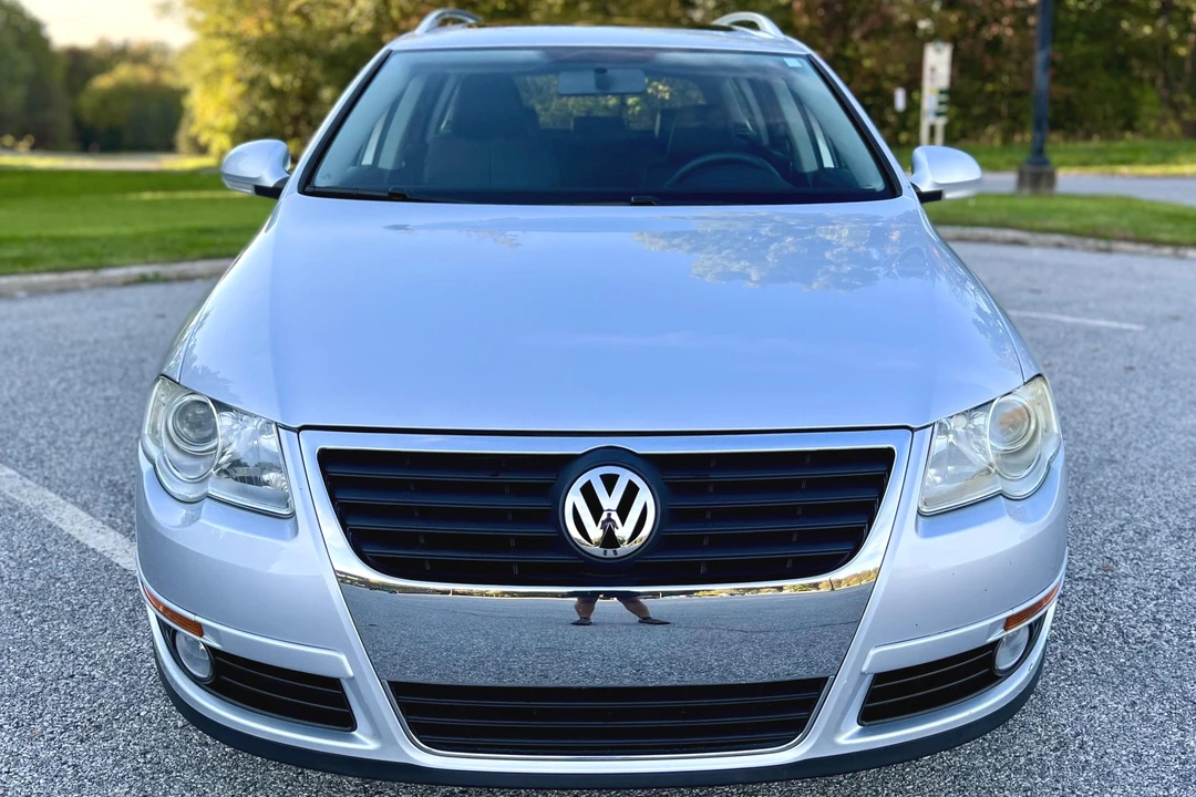 2010 Volkswagen Passat - Image 2 of 31