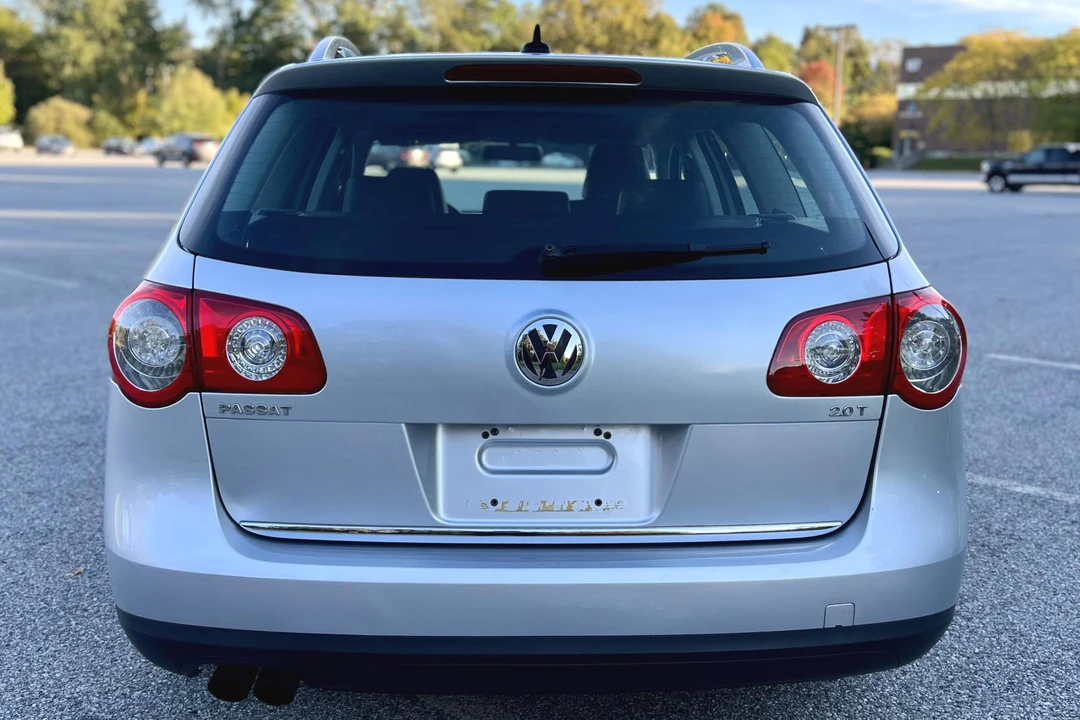 2010 Volkswagen Passat - Image 5 of 31