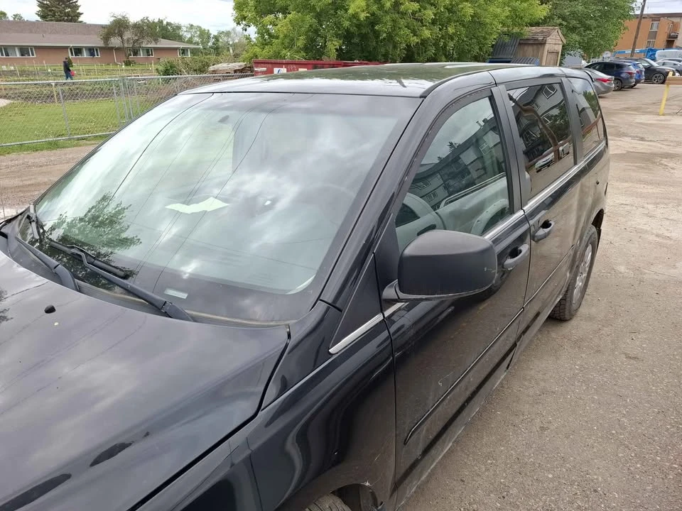 2010 Volkswagen Routan - Image 3 of 7