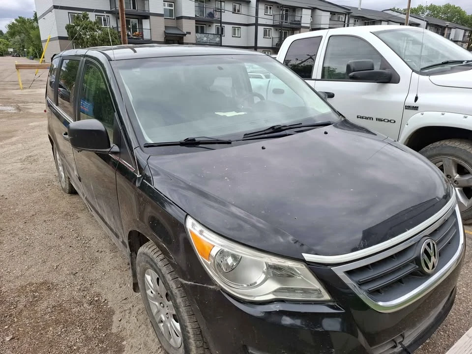 2010 Volkswagen Routan - Image 2 of 7