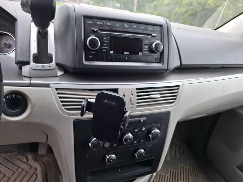 2010 Volkswagen Routan - Image 7 of 7