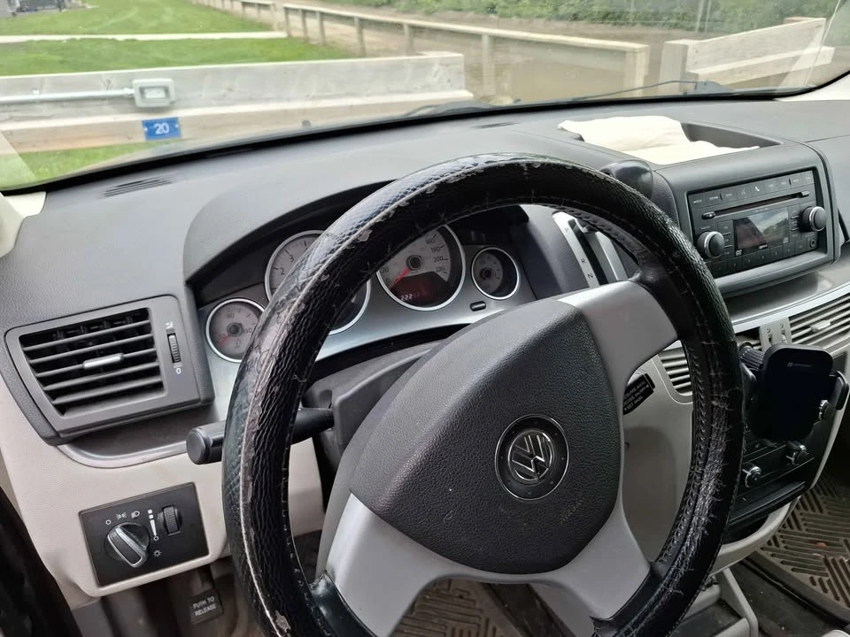 2010 Volkswagen Routan - Image 5 of 7