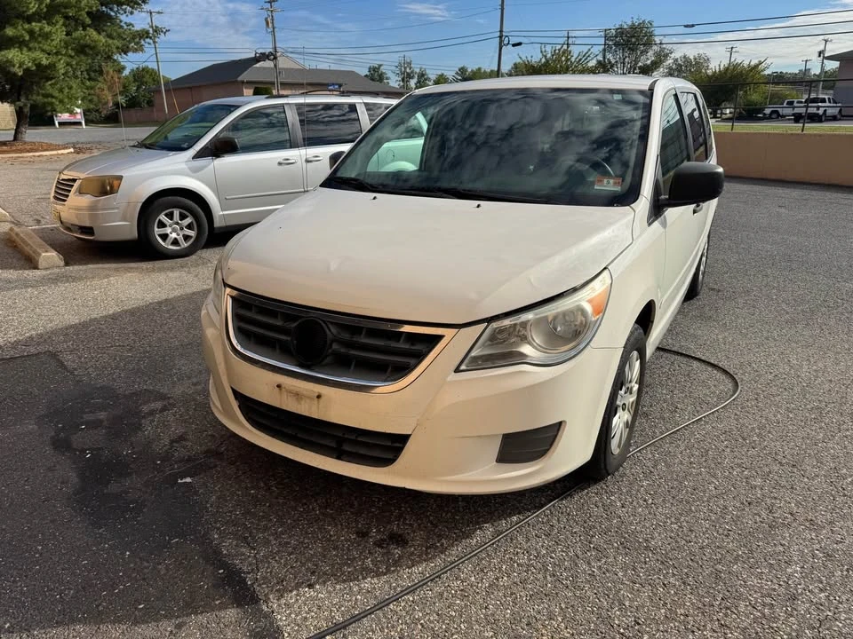 2010 Volkswagen Routan - Image 4 of 11