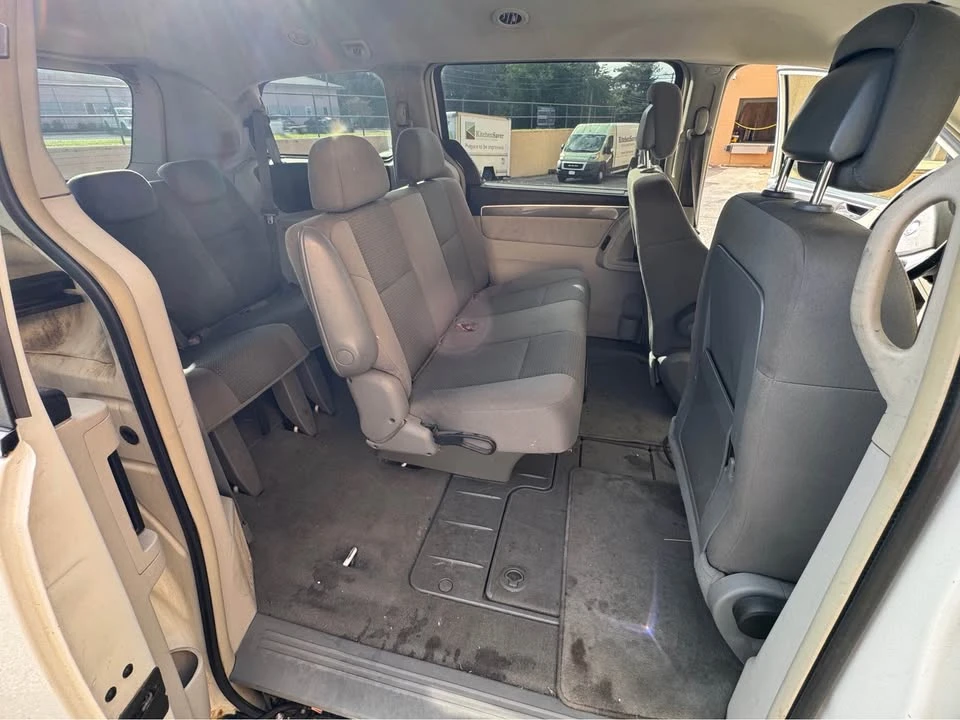 2010 Volkswagen Routan - Image 7 of 11