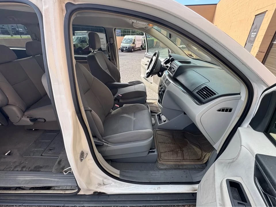 2010 Volkswagen Routan - Image 6 of 11